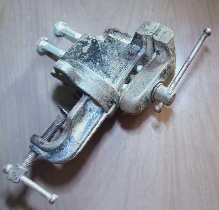 Продам. Молоток советский, с железной ручкой - инструмент на века.