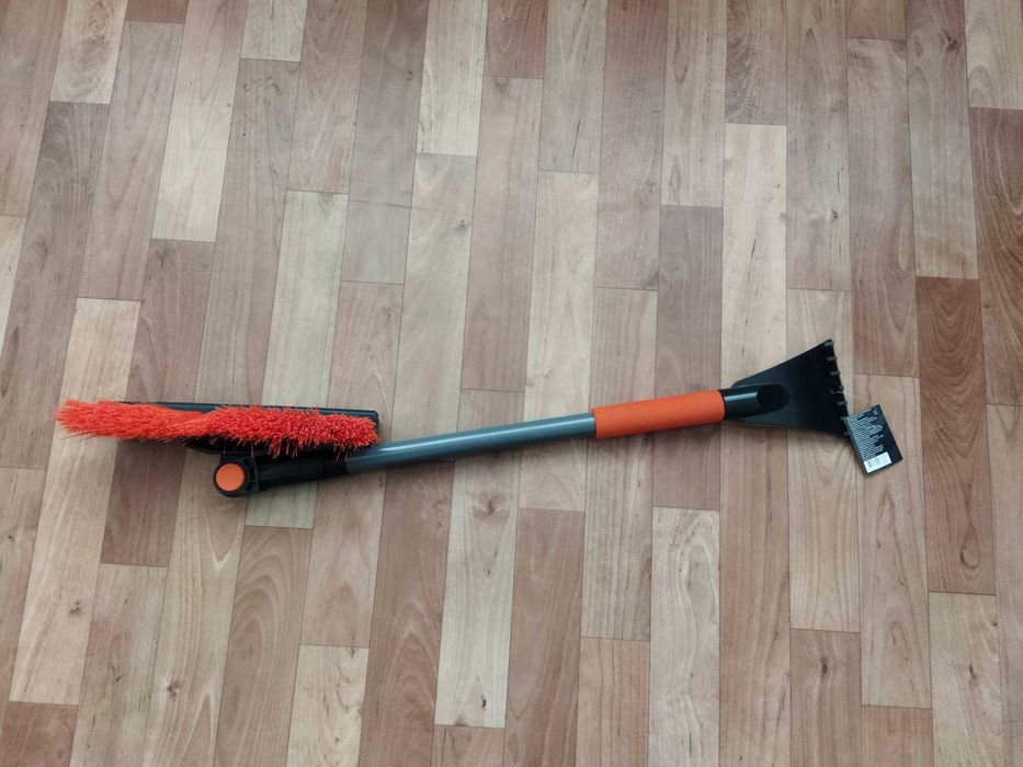 Продам автомобильную щетку со скребком