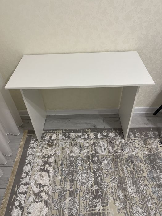 Стол писменный белый