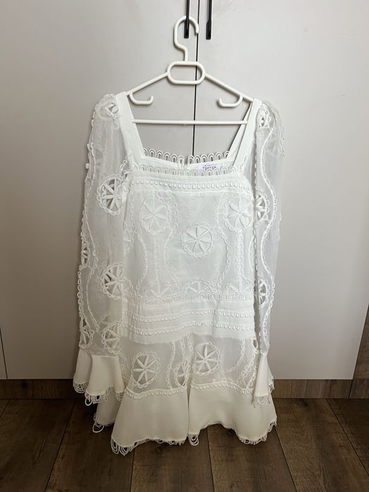 Бяла дантелена рокля