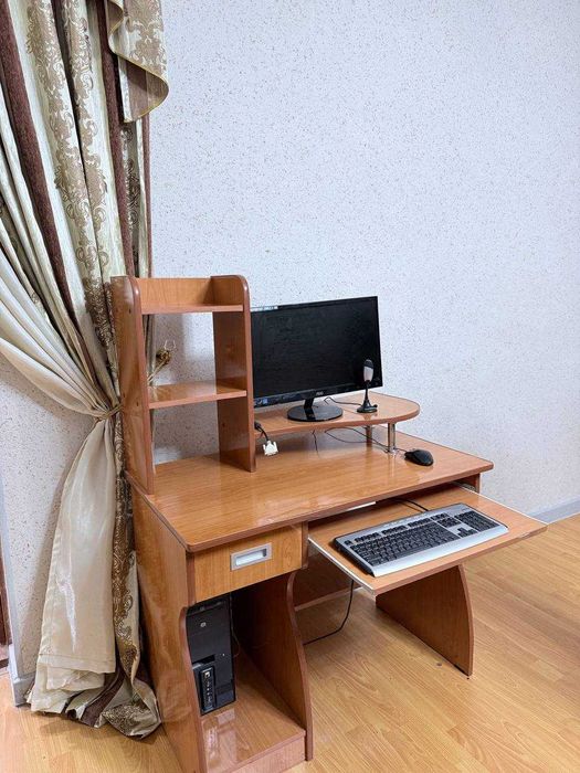 Стол с компьютером