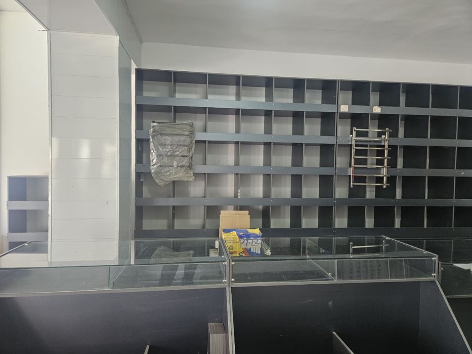 Vitrina mebel sotiladi arzon narxda