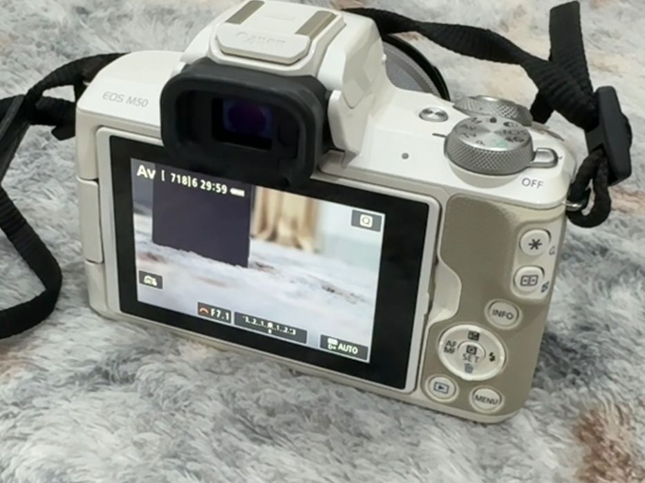 Canon EOS M50 Wi-Fi Kamera & EF-M 15-45mm IS STM Obeyktiv (Oq)