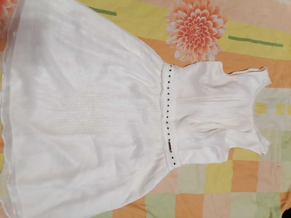 Бяла рокля на Guess