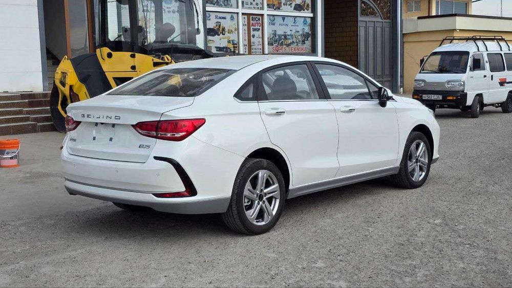 BEIJING - 16,000 га электромобиль