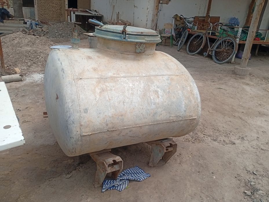 1 тонналык алюминий юмкост сатылады.