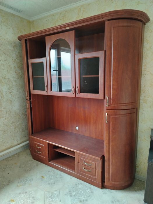 Продам сервант. .