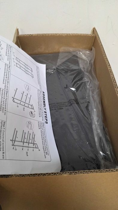 Comodă îngustă VASZOLA cu 4 sertare textile, roți, blat lemn – Negru
