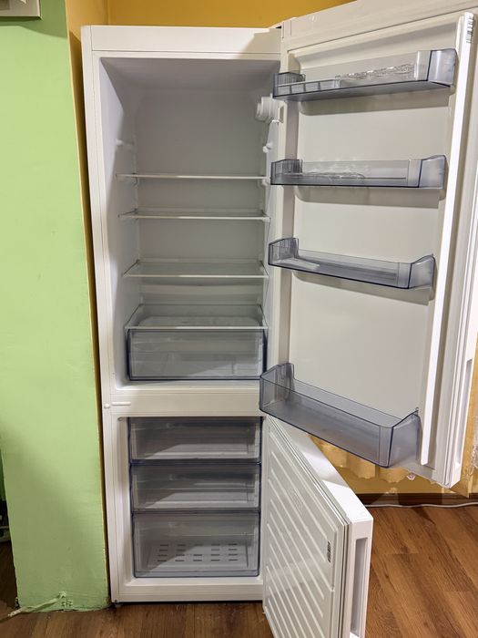 Хладилник с фризер CROWN GN 3130E