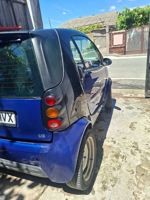 Vând Smart Fortwo 0.8 CDI diesel, an fabricație 2000, culoare albastru/negru.
