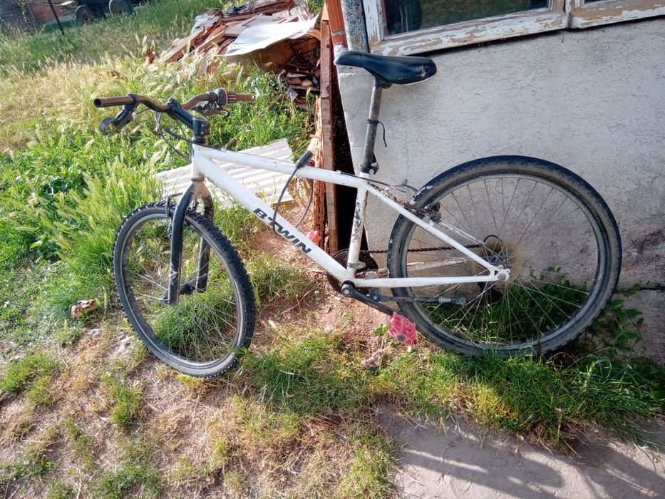Vând sau schimb bicicletă buna de funcționare problema este că trebuie refăcut frâna din spate in rest merge foarte bine frâna din față prinde bine