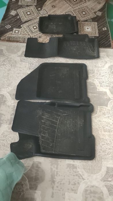 Продам чехлы и коврики от Мгранда.