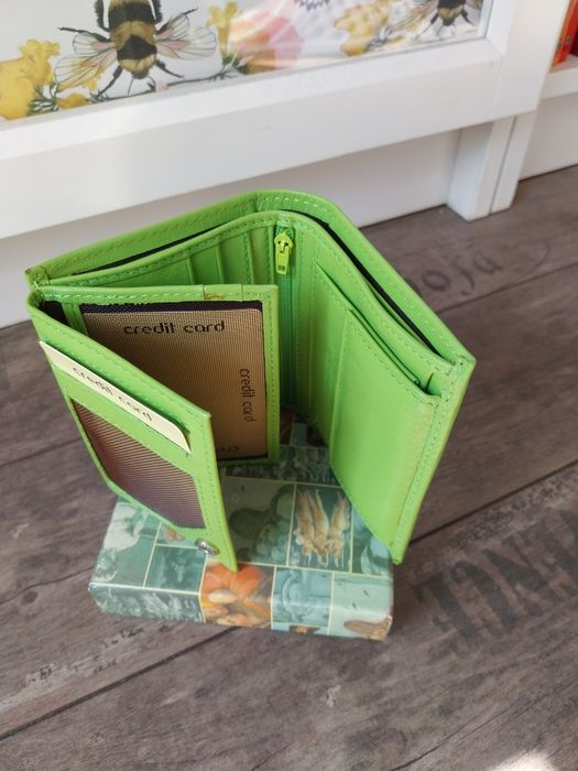 Нов зелен дамски портфейл