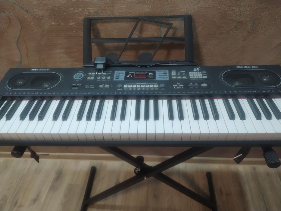 Синтезатор с подставкой