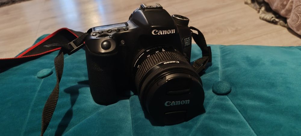 Aparat foto Canon EOS 70D + obiectiv 
Vând aparat f