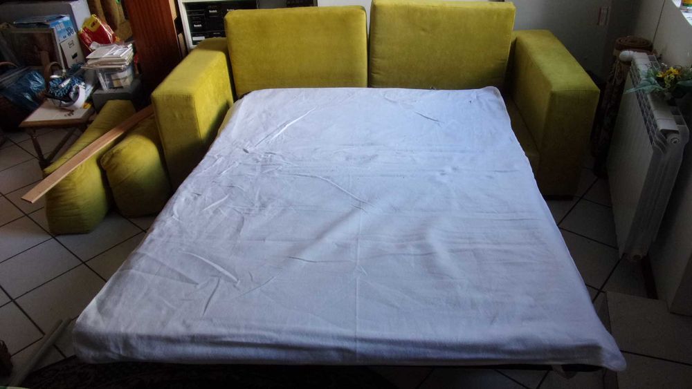 Диван за сядане/спане с жълта тапицерия - в много добро състояние