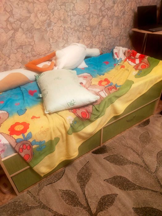 Детская кровать, комод, стол