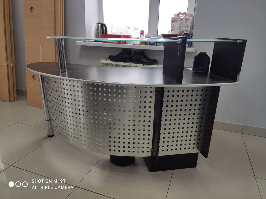 Офисный стол интересного дизайна