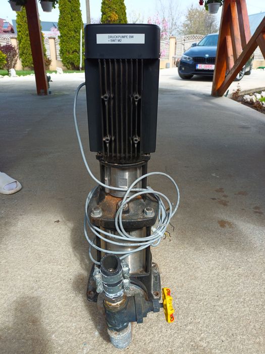 Pompa de irigat Grundfos 2200w. Are conectori alimentare, evacuare apa