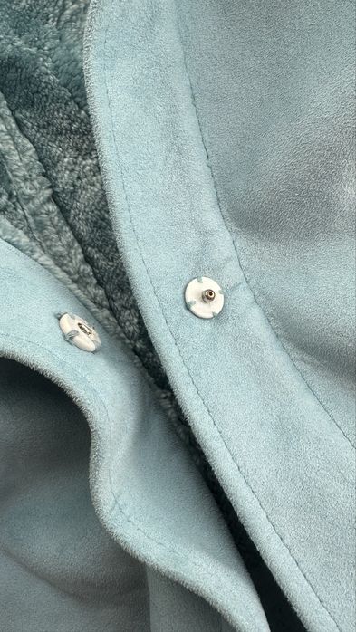 Дублёнка в XS/S размере нежно-голубого цвета.