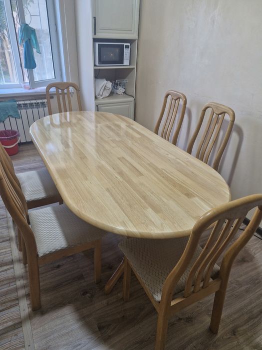 Продается стол и 6 стульев.