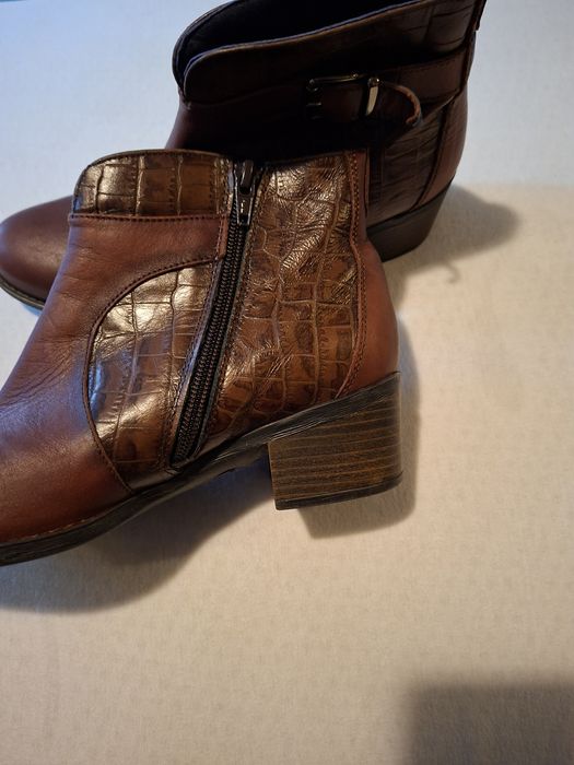 Cizmà scurta de dama din poele de crocodil.