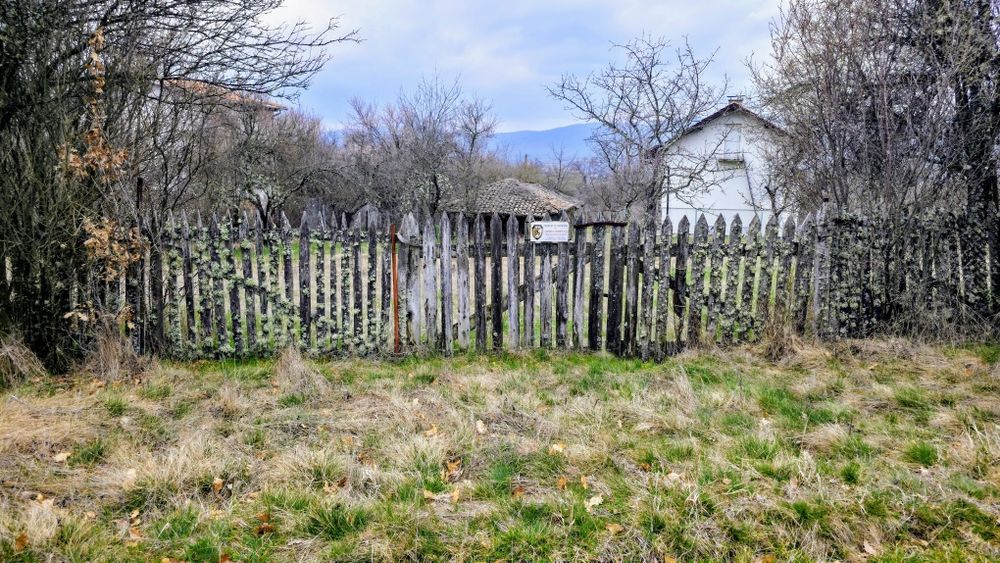 Продава се ПАРЦЕЛ с ТОК, ВОДА и ВИЗА за жилищно строителство в село Егълница,  област Перник