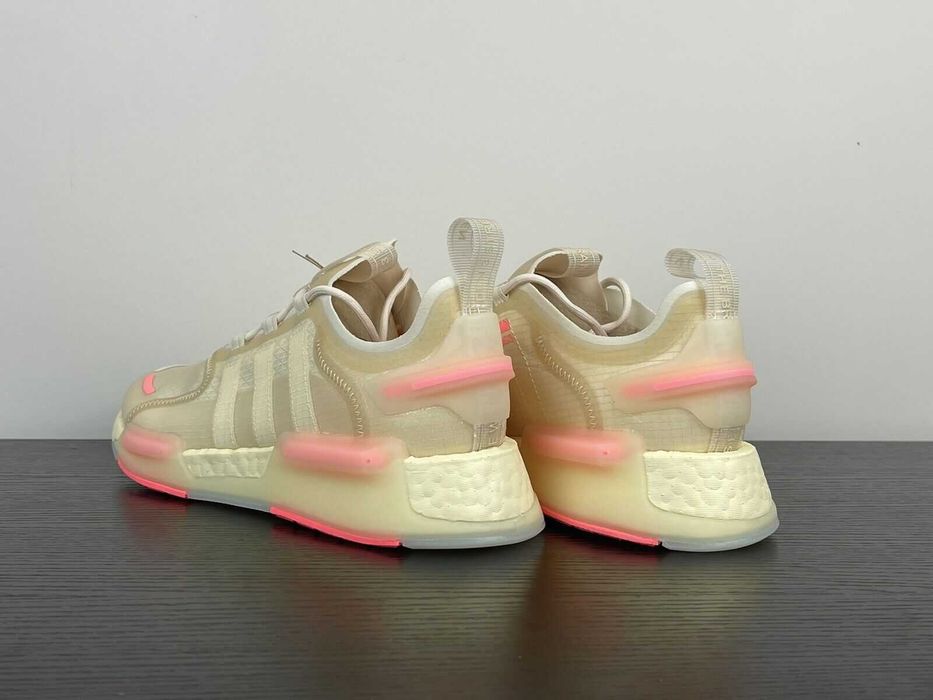 Оригинални спортни обувки ADIDAS NMD V3 размер  EU38