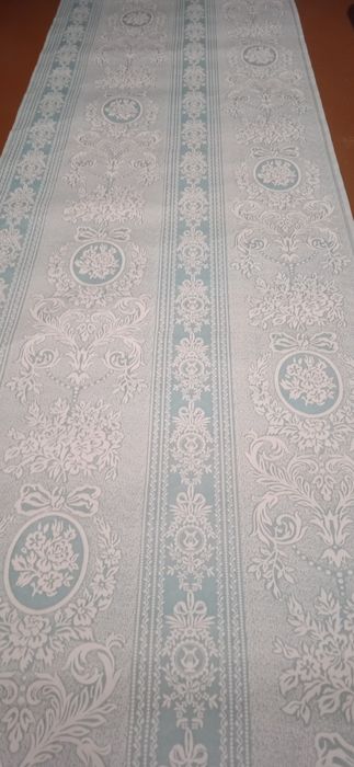 Продам красивые обои салатового цвета с рисунком.