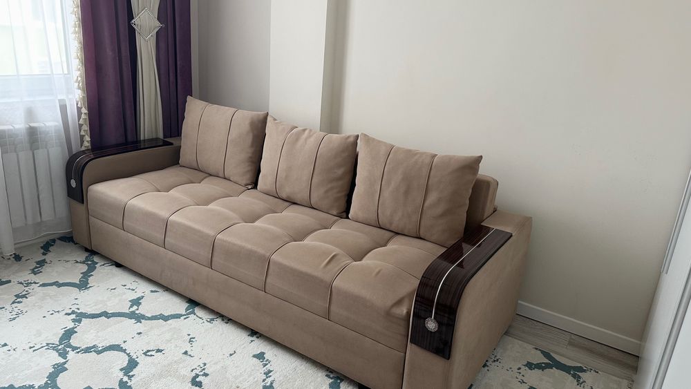 Диван трехместный