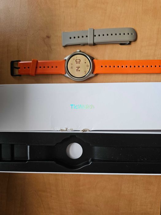 Продавам смарт часовник TicWatch Pro 5