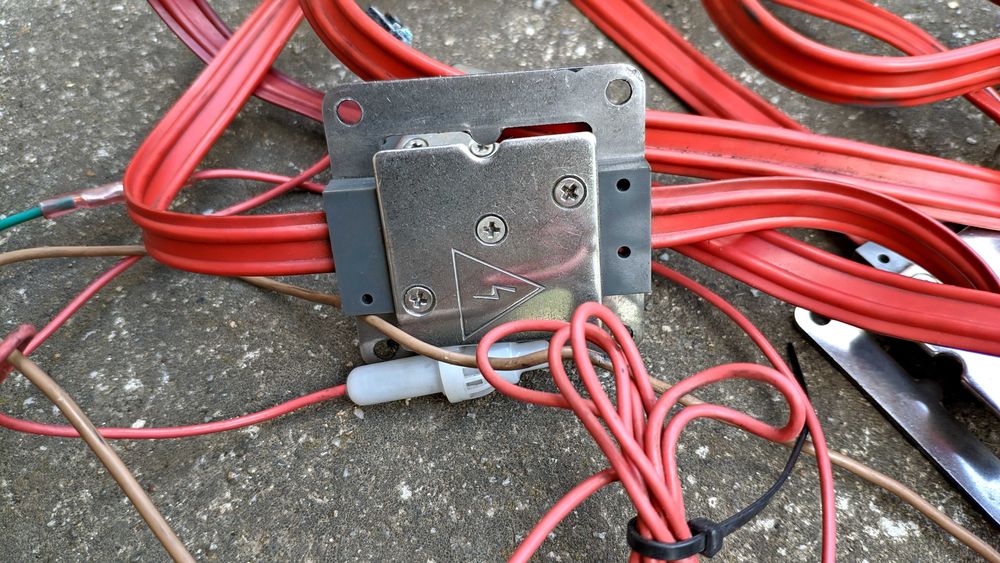 Устройство против гризачи за автомобил със ултразвук и ток.