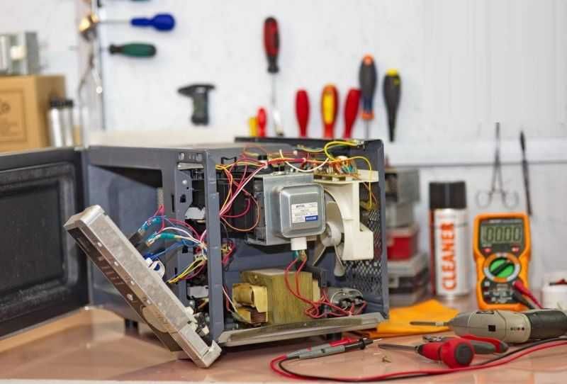 Свч в разборе. Разобранная микроволновка. Ремонтирует микроволновку. Микроволновка сломалась. Ремонтирует микроволновку.