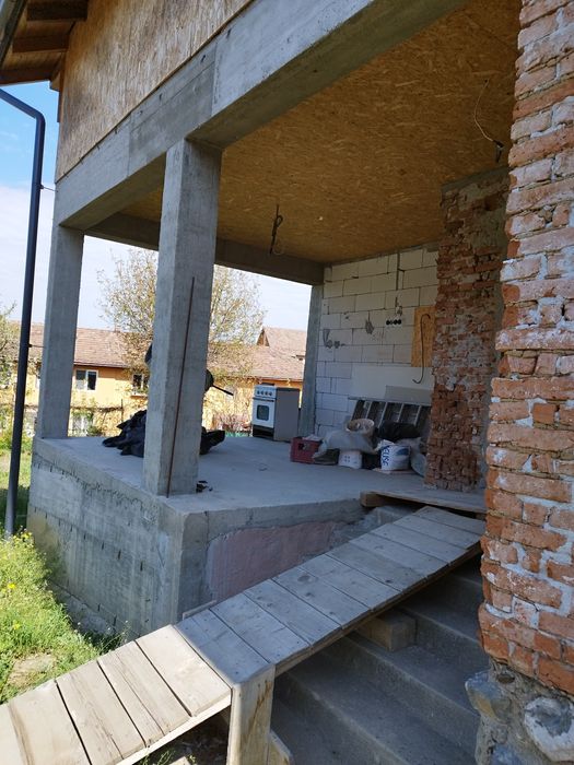 Se vinde casa la rosu