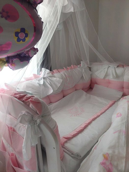 Pătuț din lemn,saltea, lenjerie și baldachin(nefolosit)