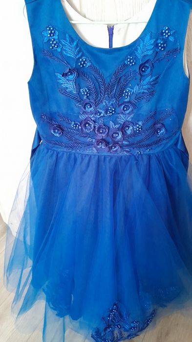 Платье на девочку от 7ми до 9 лет. В идеальном состоянии.