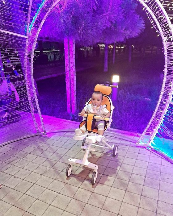 Dron kolyaska 2 ta bor rangi oq va qora