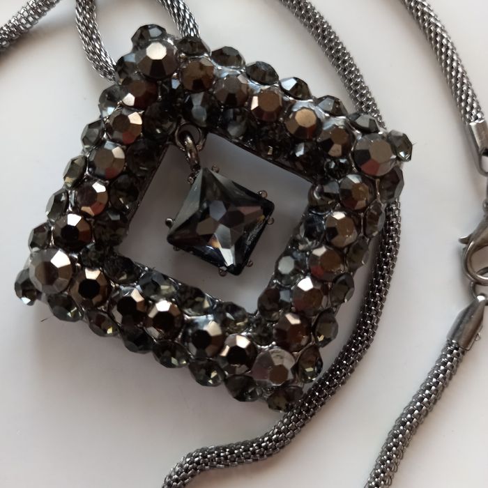 Кулон с камнями под Сваровски