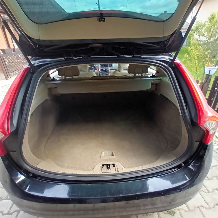Vând Volvo v60, combi