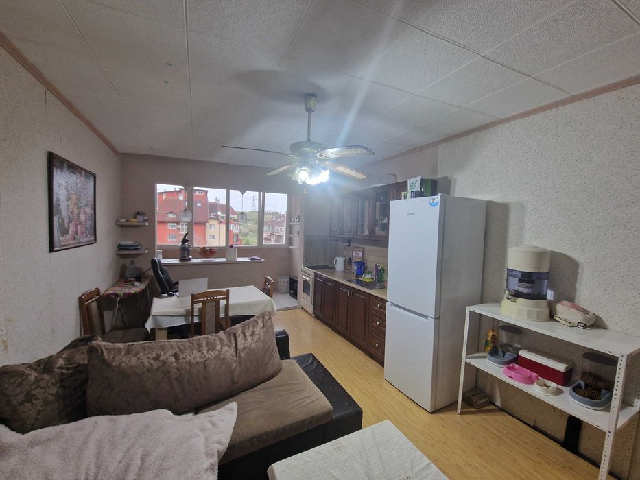 Многостаен апартамент с три спални за продажба в кв. Еленово, гр. Благоевград