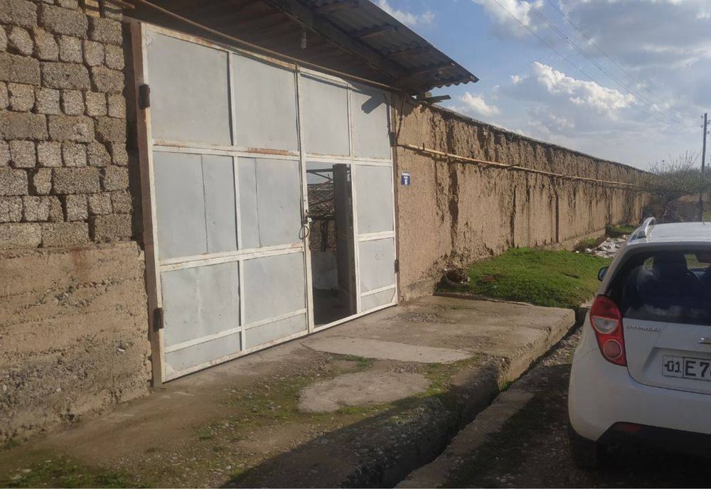 Uy xonadon sotiladi nazarbek obod mahallada