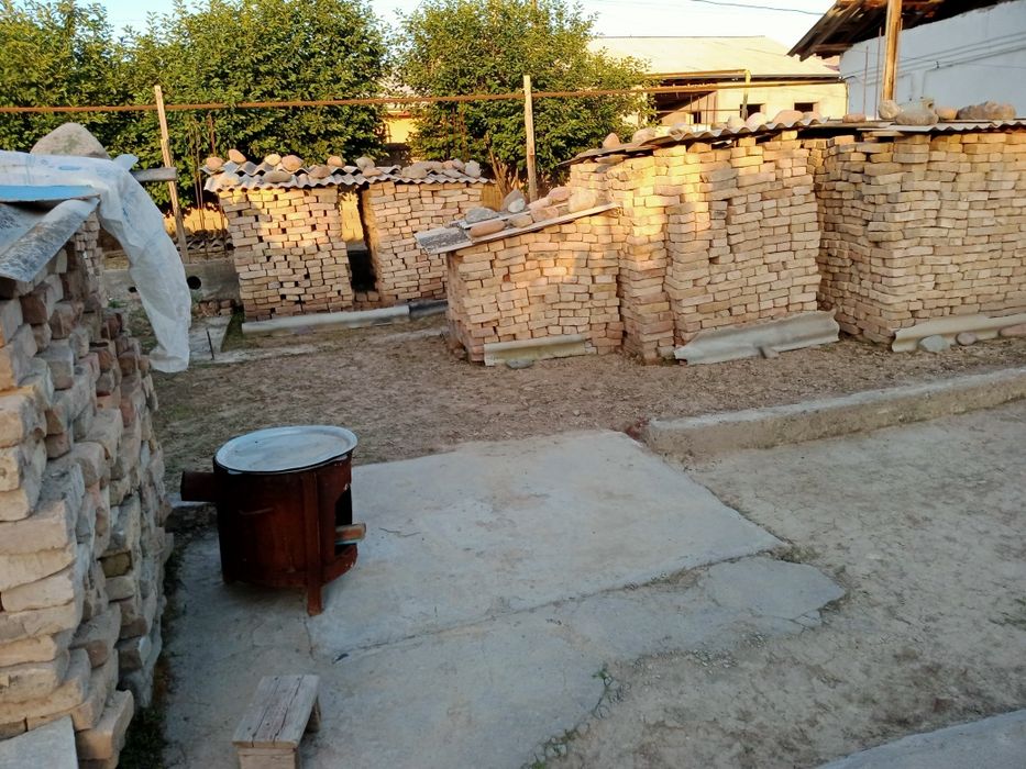 Uy sotiladi 8 sotix 3 xona