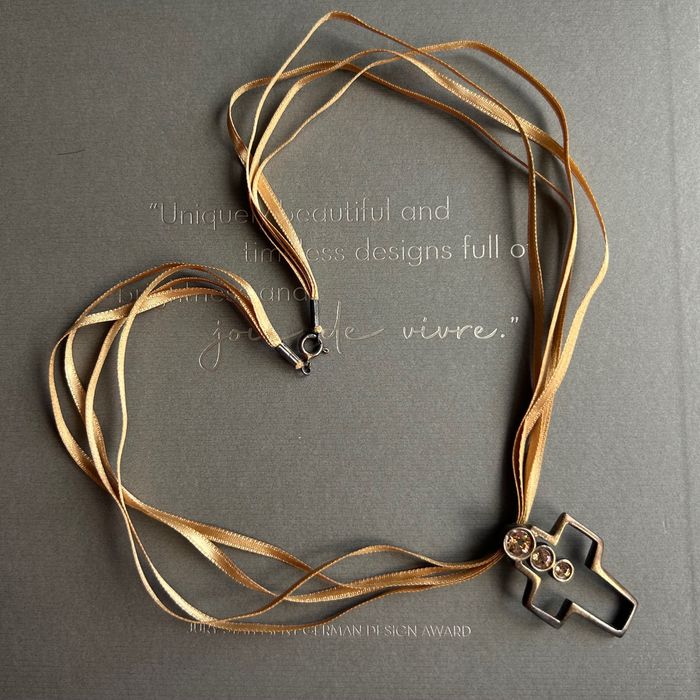 Хендмейд супер интересно колие с кръст