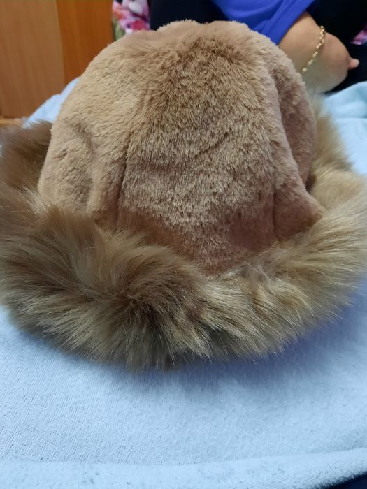 Căciulă din blana de vulpea polară