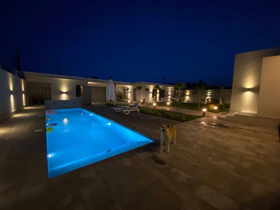 Современный загородный евродом с бассейном