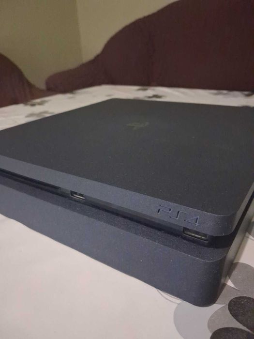 PS4 с включени два джойстика и четири игри, като нов, без забележки.