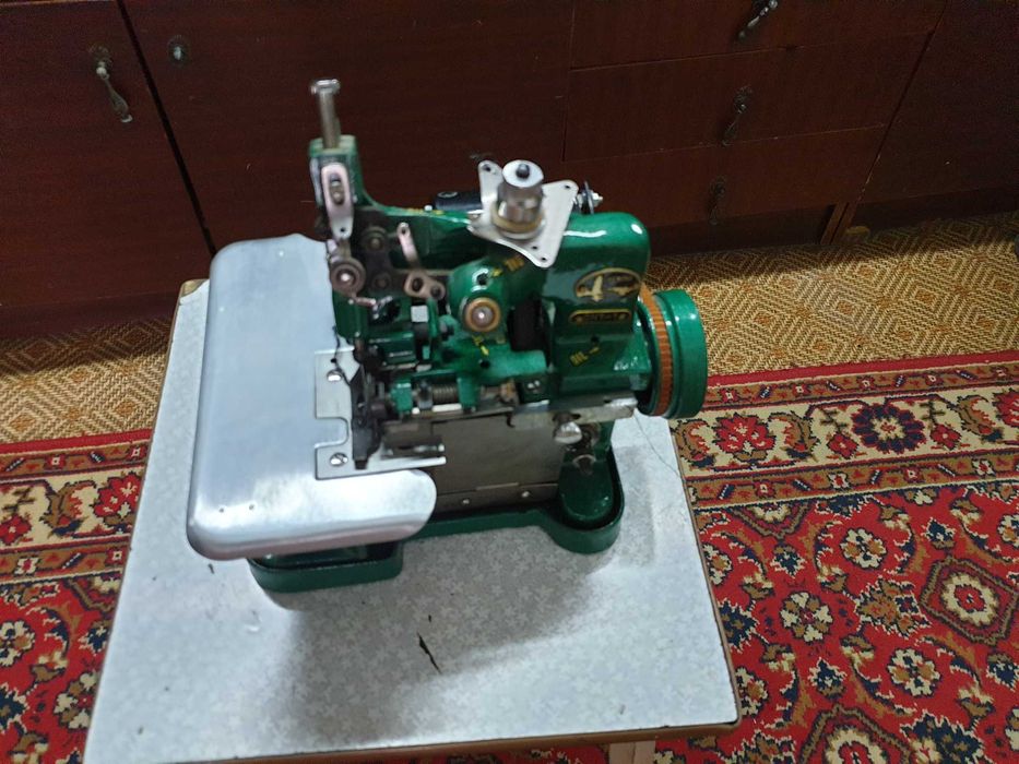 Прдам оверлок в отличном состояние