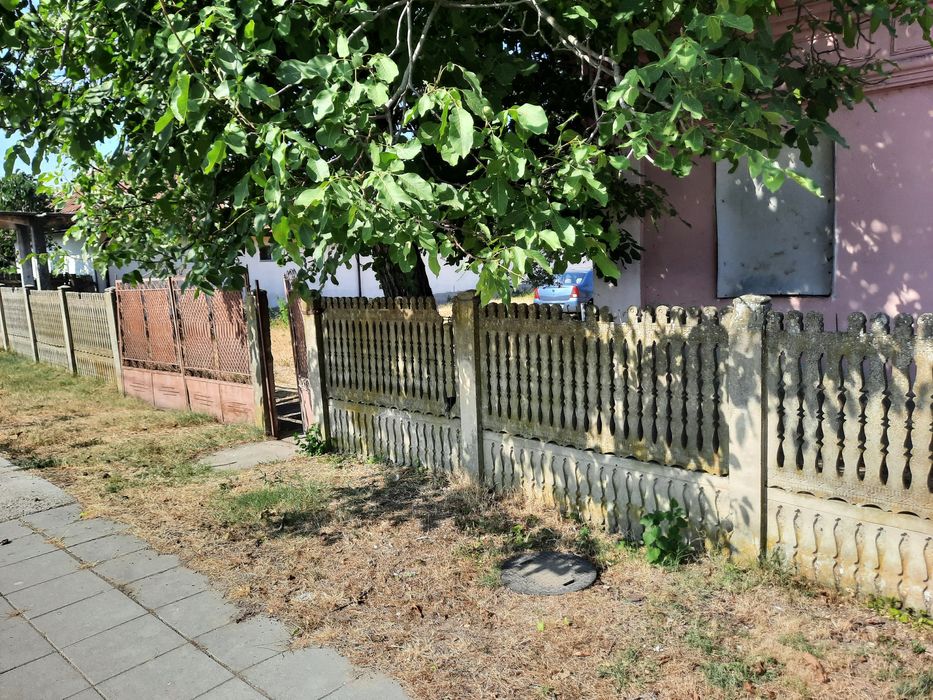 vînd casă 4 camere  la șoseaua principală