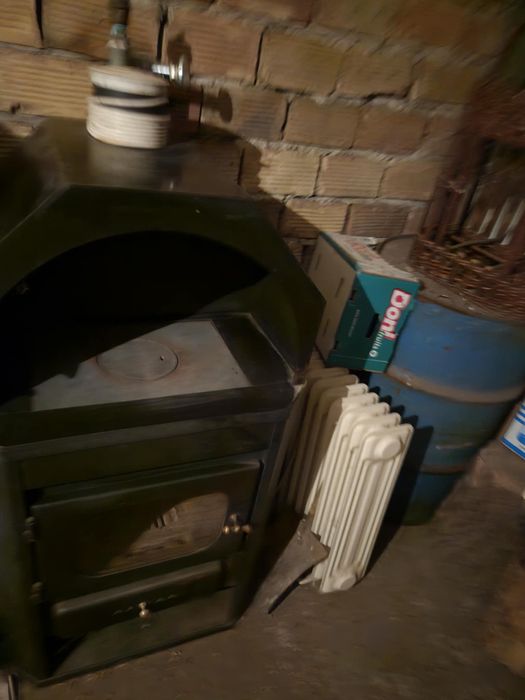 Печка на дърва + помпа подходяща за връзване към радиатори