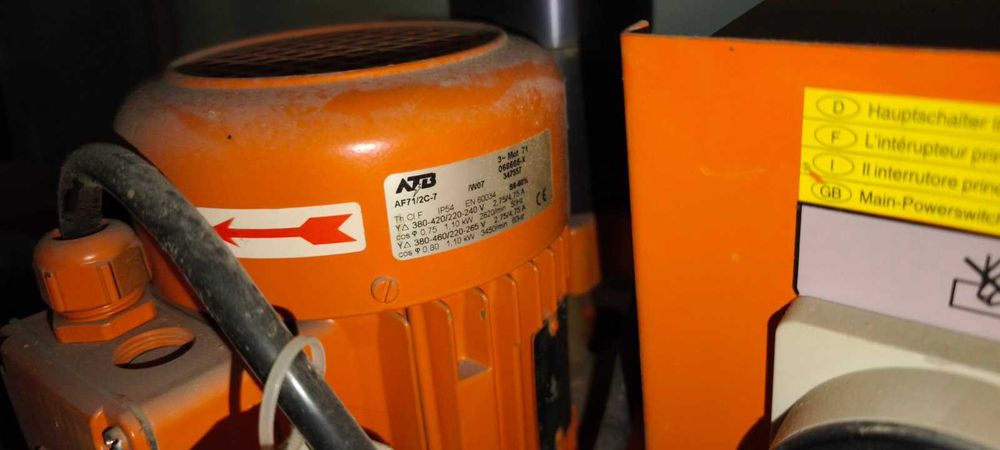 Мини преса BLUM за панти